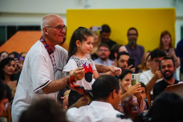 Foto: Diego Redel Maestro Alex Klein durante apresentação de orquestra na Igreja Matriz Crédito