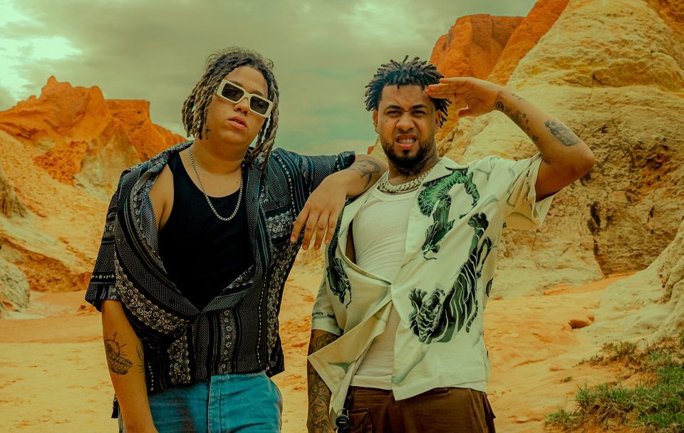 WIU e Kawe nos bastidores da gravação do clipe de “Carolina”, na Praia de Morro Branco, em Fortaleza/CE - crédito @fredinhonml /Divulgação Som Livre