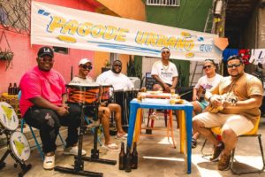 Lukinhas (ao centro) nos bastidores da gravação do álbum “Pagode Urbano #01”, na comunidade Asa Branca, no Rio de Janeiro - crédito: @felipe.alberto.s / Divulgação Som Livre