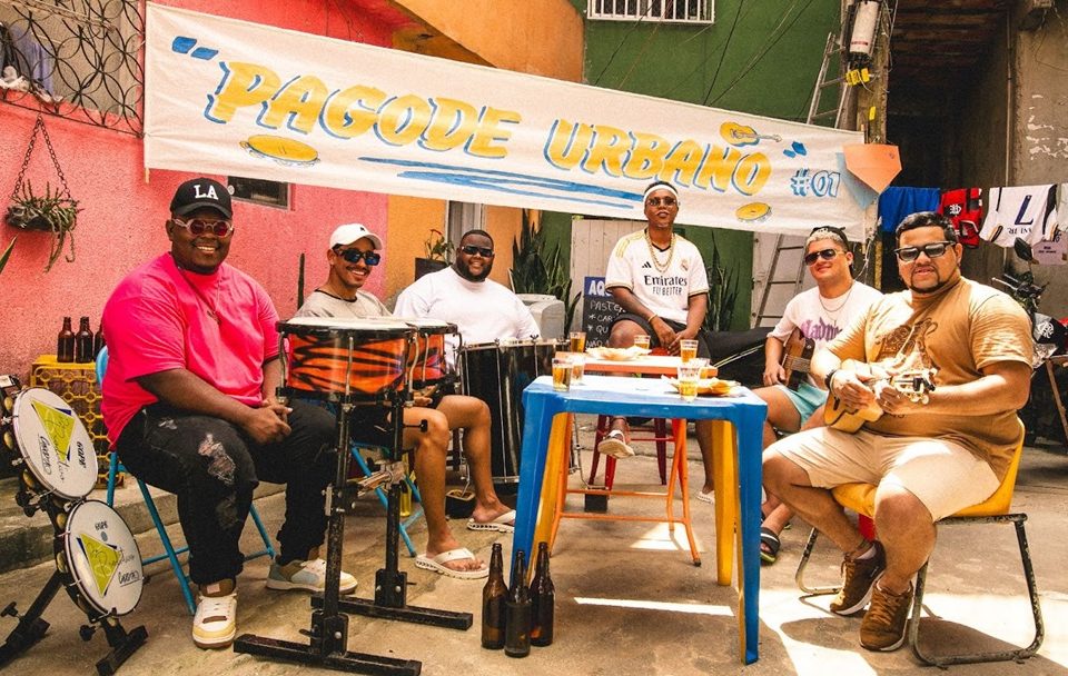 Lukinhas (ao centro) nos bastidores da gravação do álbum “Pagode Urbano #01”, na comunidade Asa Branca, no Rio de Janeiro - crédito: @felipe.alberto.s / Divulgação Som Livre