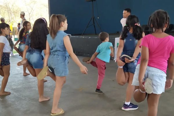 Crédito: Chrislaine Sabatine (fotógrafa) – Registro da oficina “Cria Hip Hop” com Ariel Martins