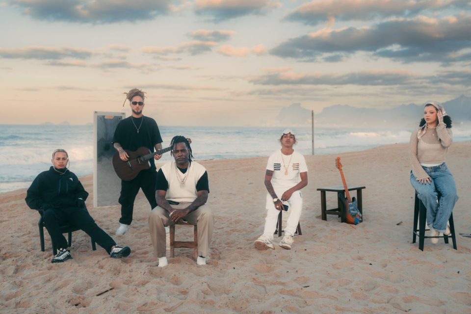 Harley MC, Felipe Rasta, Pelé Milflows, Menor Nx e Madu na gravação do videoclipe na Praia de Piratininga, em Niterói - Divulgação 1Kilo