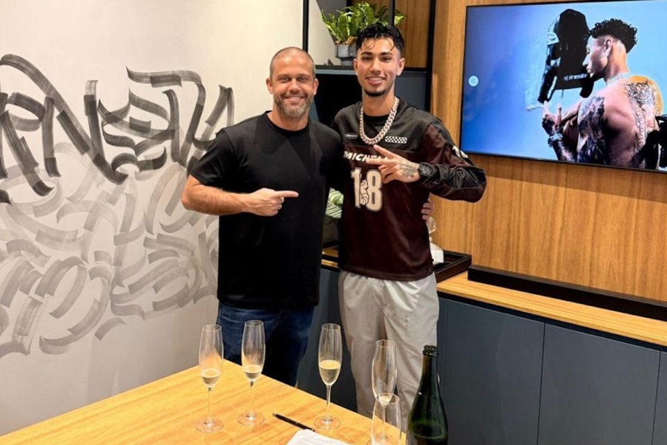 Jaime Costa (Gerente Geral da Believe - Brasil e Portugal) e Ghard na assinatura do contrato - Crédito: Divulgação/Believe