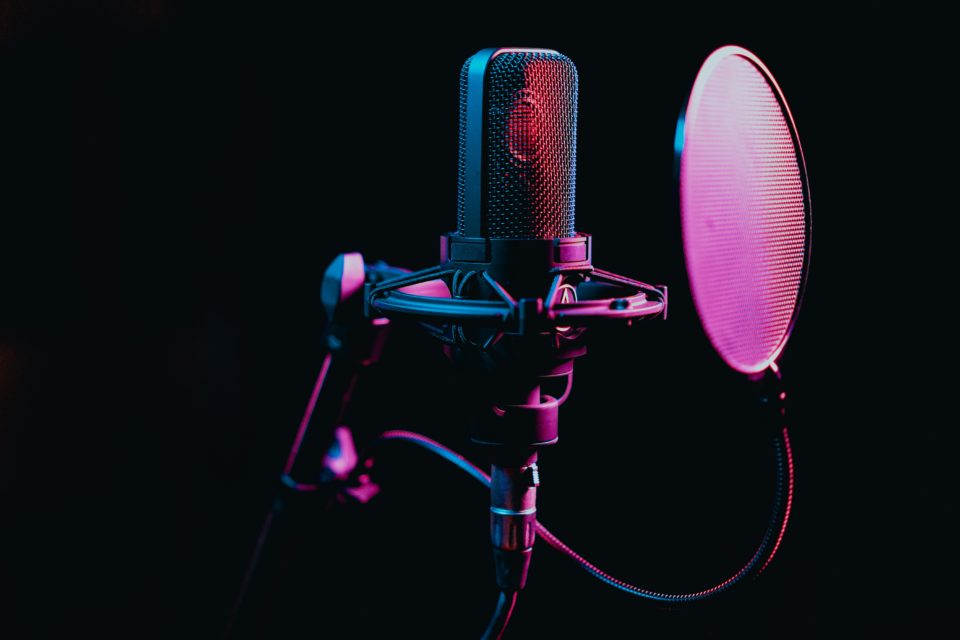 Foto de Los Muertos Crew no Pexels: https://www.pexels.com/pt-br/foto/sombrio-escuro-microfone-microfone-condensador-7586662/