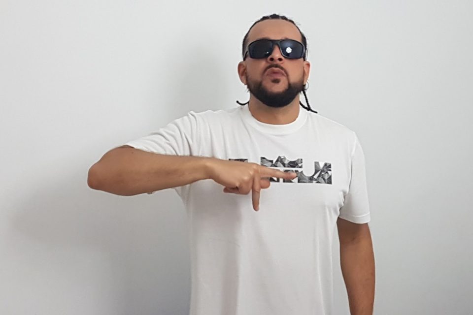 ImEdiAto fazendo o símbolo do Face Oculta, grupo de rap do qual foi fundador / Créditos: Mariana S. Rodrigues Maranhão