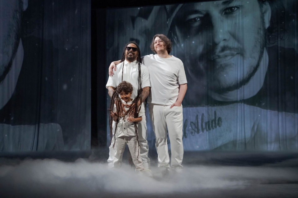 Marcelo Falcão, Tom (filho do Falcão) e Xande (filho do Chorão) no clipe “Legado” - Crédito: Leo Gussi