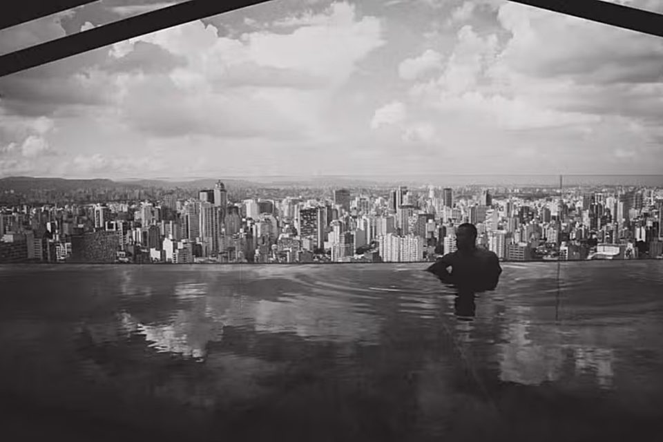 Memphis Depay em São Paulo — Foto: Reprodução / Instagram