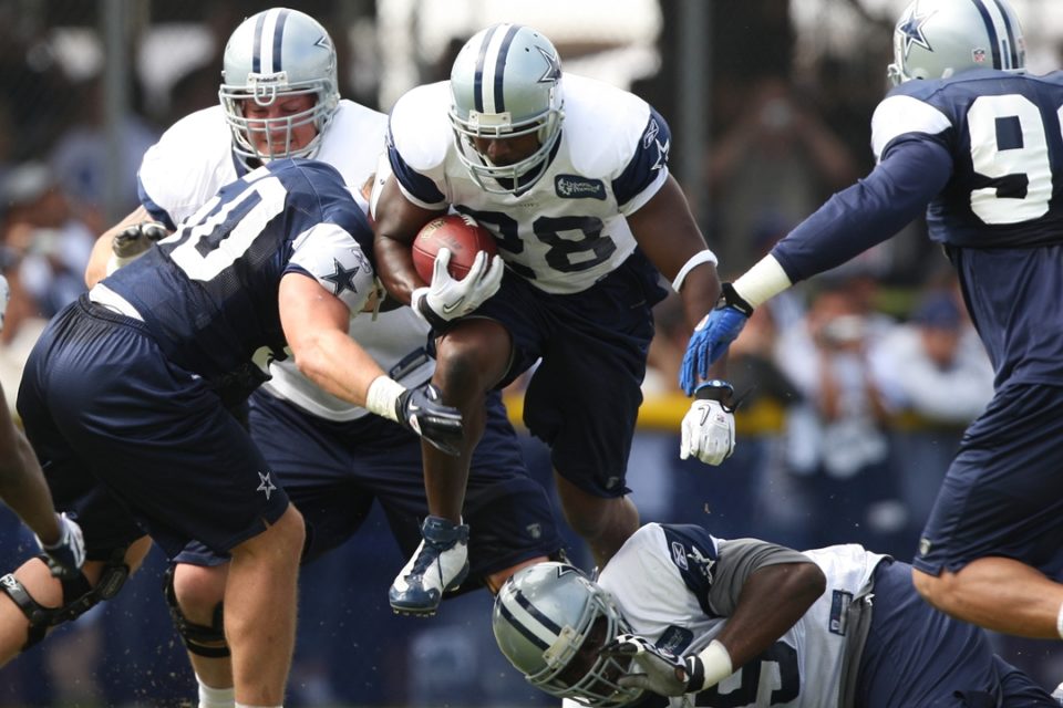 5 August 2010: Dallas Cowboys RB FELIX JONES breaks tackles during the second day of the 2010 Dallas Cowboys Training Camp in Oxnard, California — Photo by photoworksmedia