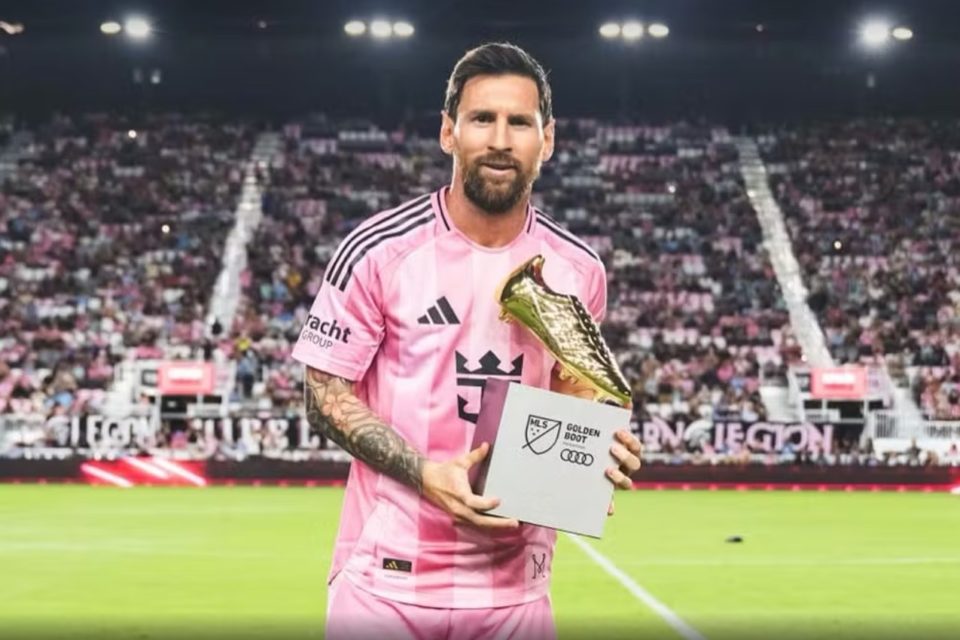 Lionel Messi recebe a Chuteira de Ouro como artilheiro da MLS em 2025 — Foto: Twitter/Inter Miami