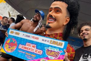 Léo da Bodega recebendo o prêmio na 